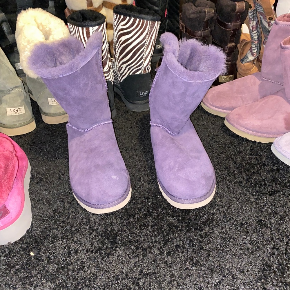 EUC Purple Bow’s Uggs Size 9